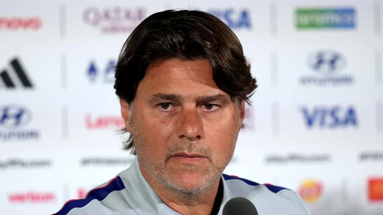 Entrenador en conferencia de prensa antes del partido
