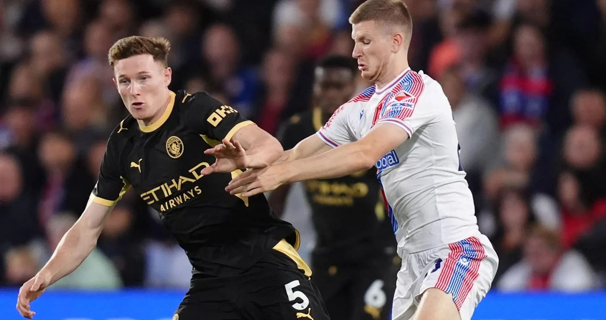 Jugadores de Crystal Palace y Manchester City compitiendo