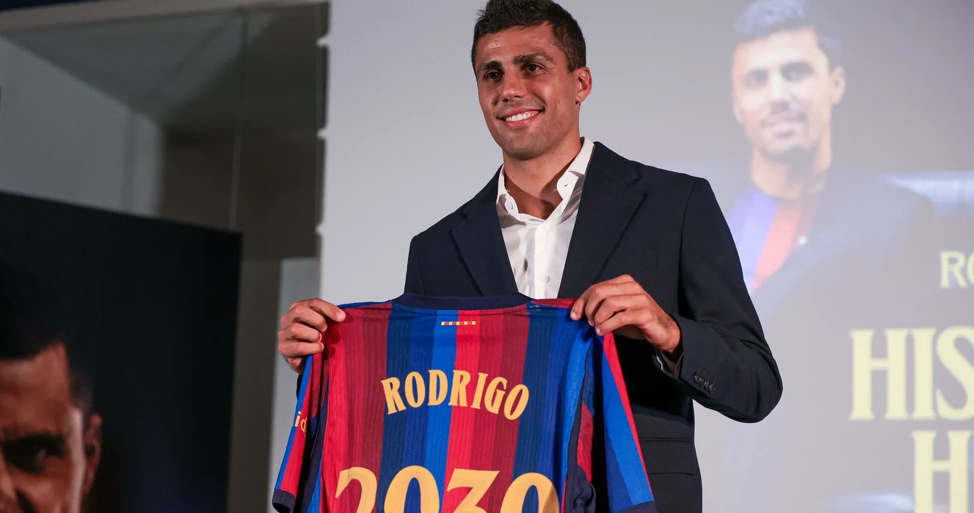 Jugador presenta camiseta del FC Barcelona en evento
