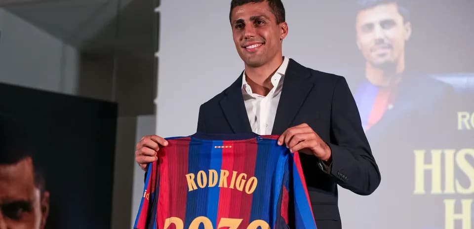 Jugador presenta camiseta del FC Barcelona en evento