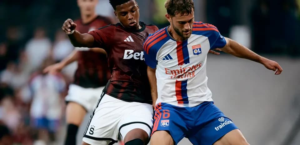 Jugadores de Lyon y Sparta Praha disputando el balón