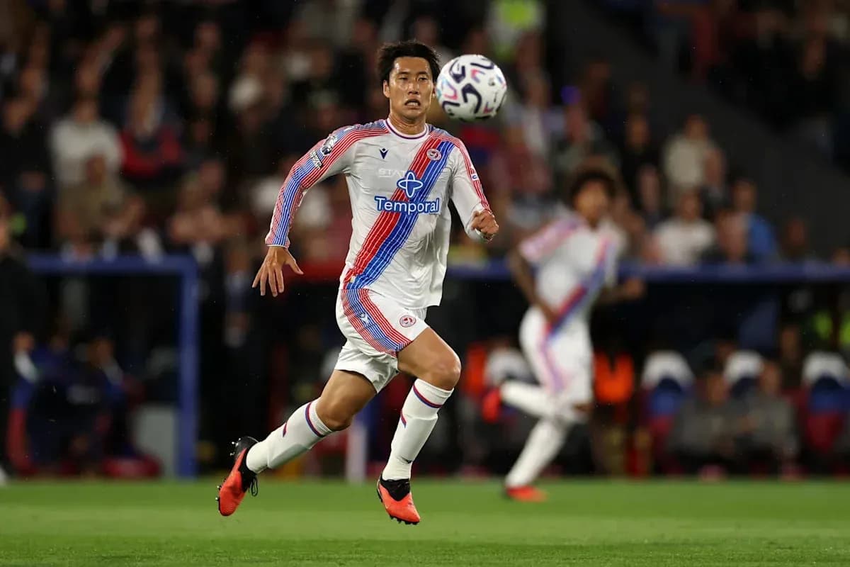Jugador corriendo tras el balón en partido de fútbol