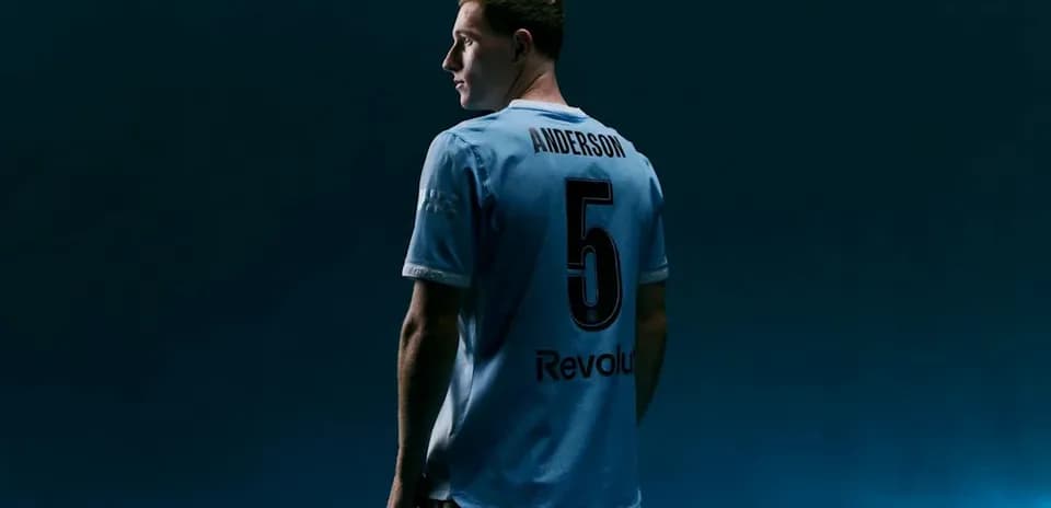 Jugador con camiseta azul, número 5, de espaldas