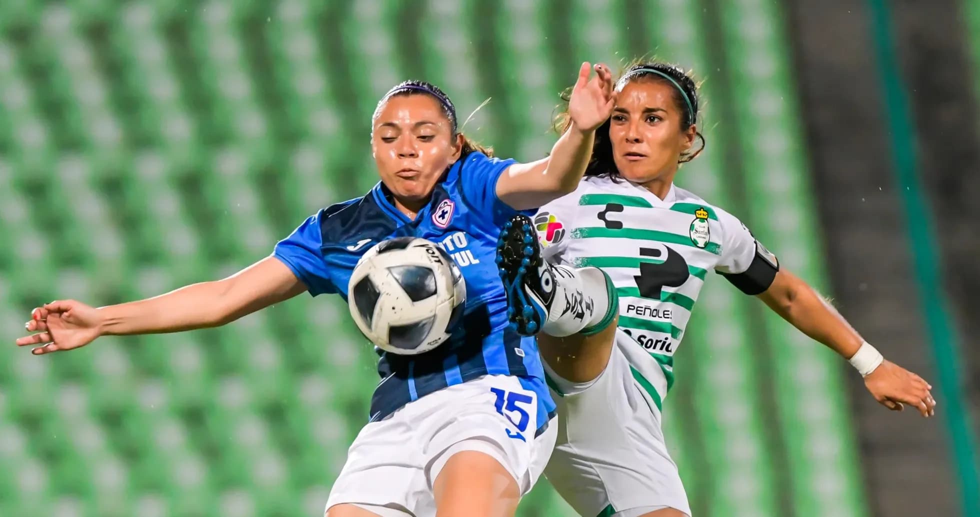 Jugadoras compitiendo por el balón en partido