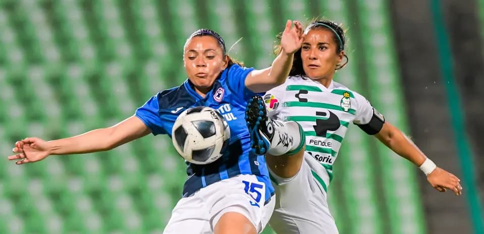 Jugadoras compitiendo por el balón en partido