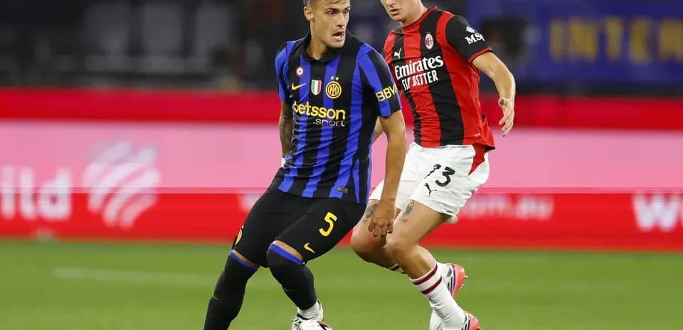 Dos jugadores compitiendo por el balón en partido