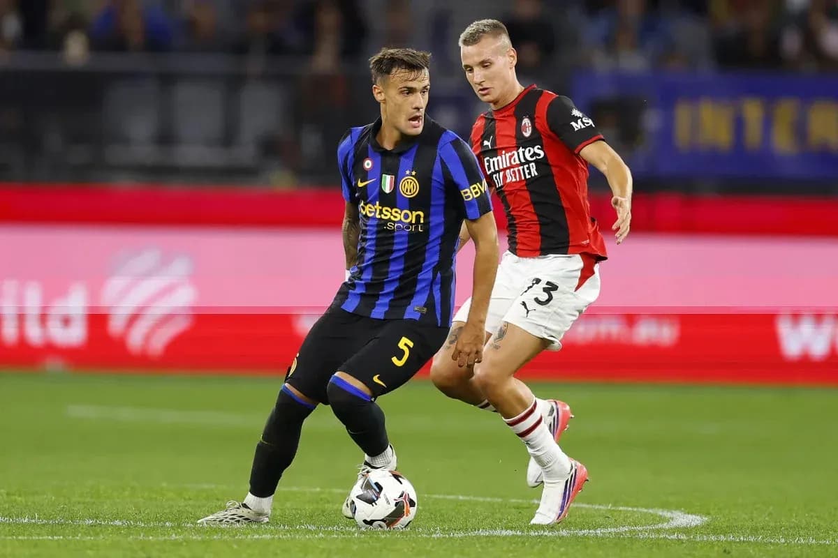 Dos jugadores compitiendo por el balón en partido