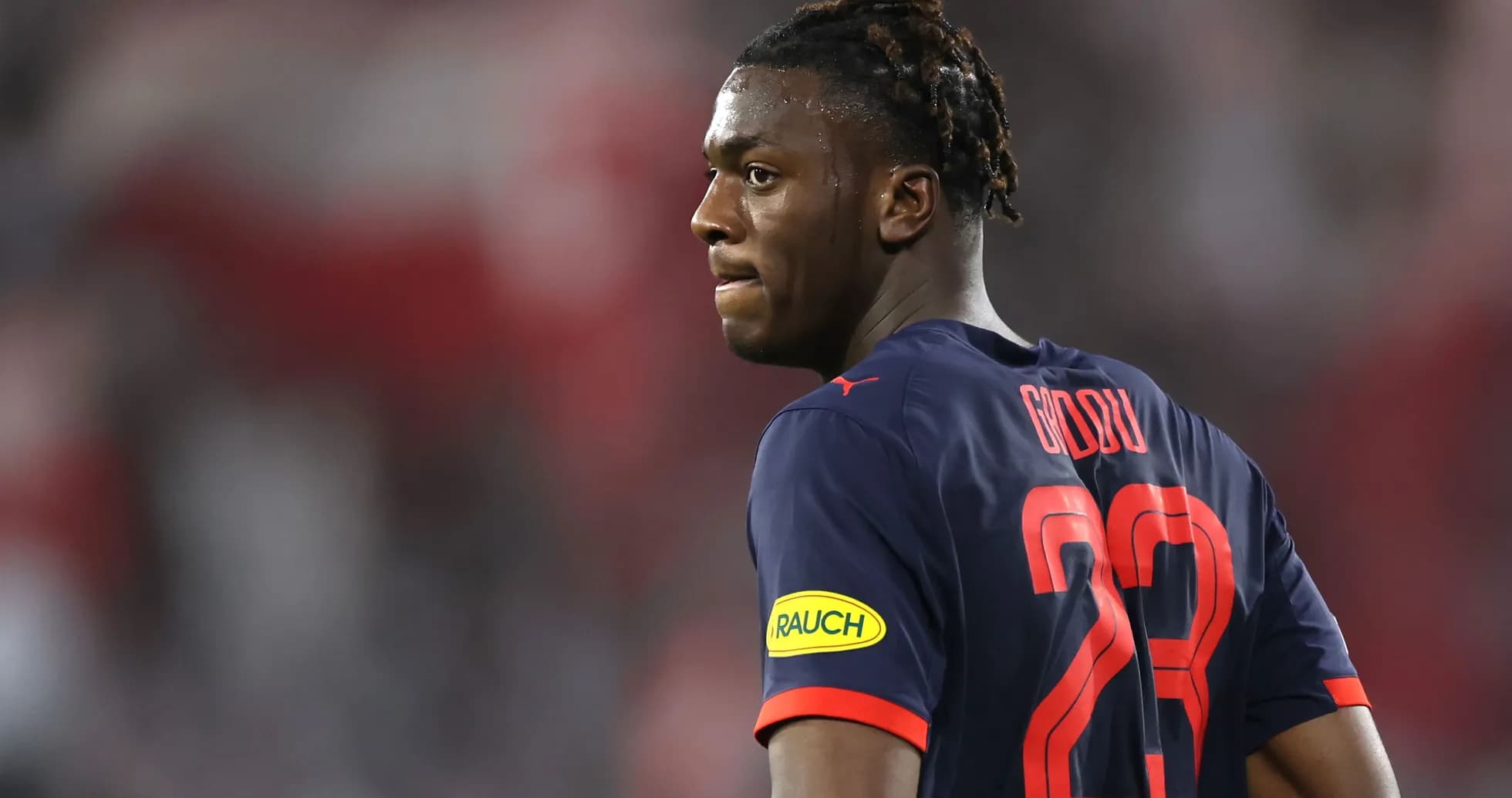 Jugador con camiseta 23 durante el partido