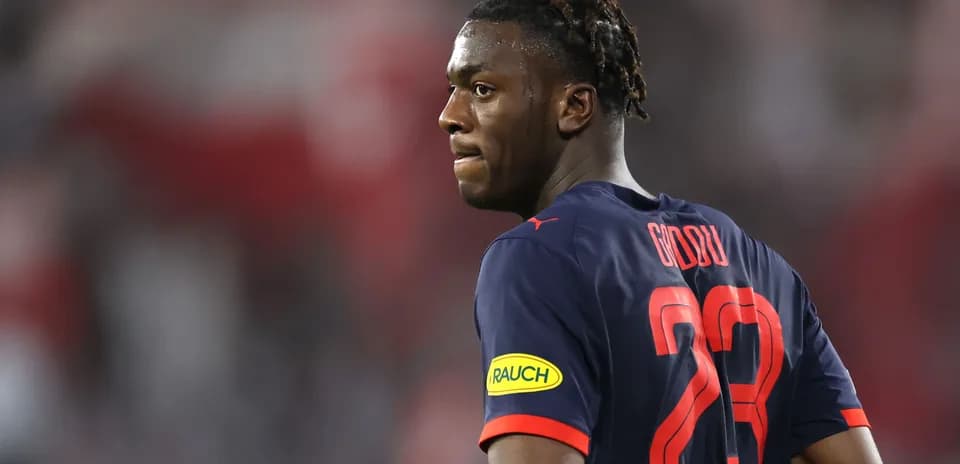 Jugador con camiseta 23 durante el partido