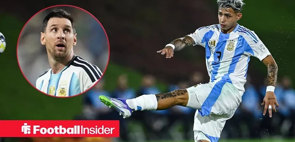 Jugador argentino pateando el balón en partido