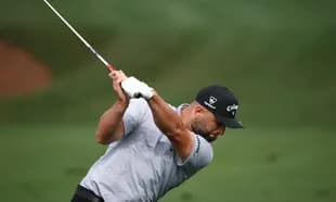 Jugador de golf realizando un swing en el campo