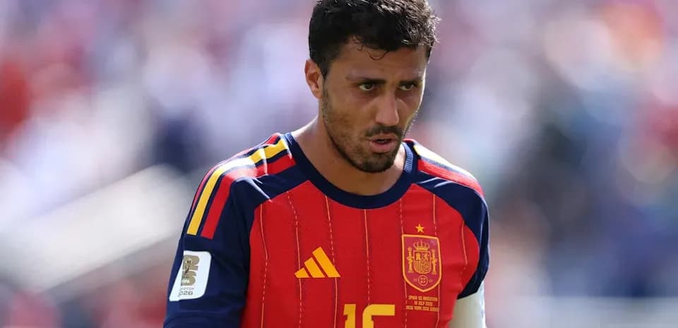 Jugador de España con camiseta roja durante el partido