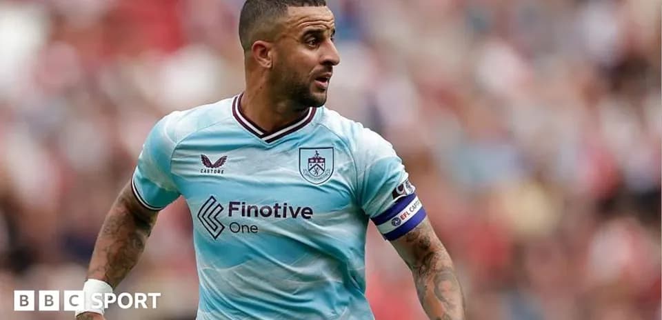 Jugador de Burnley corriendo en el campo de fútbol