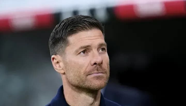 Entrenador observando el partido desde la banda