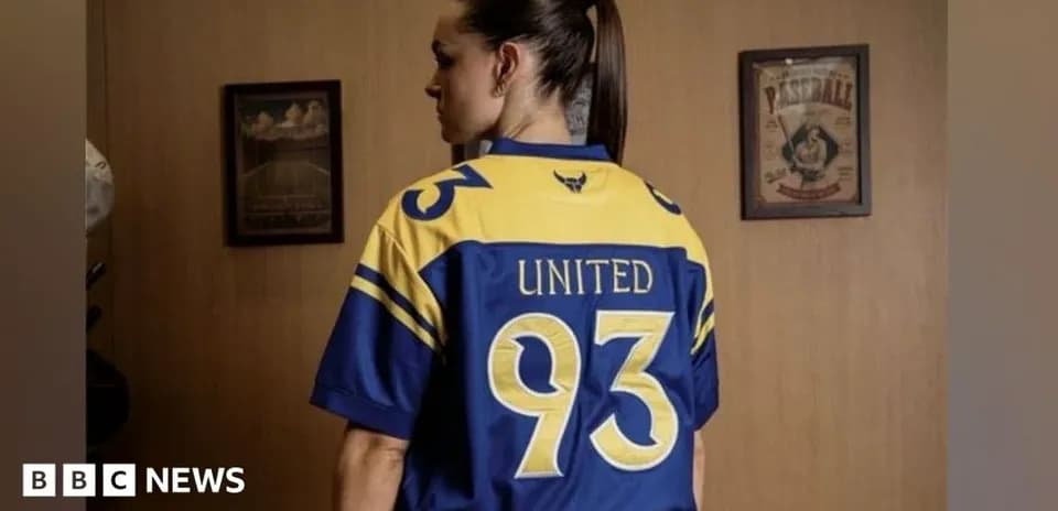 Persona con camiseta de fútbol de United 93