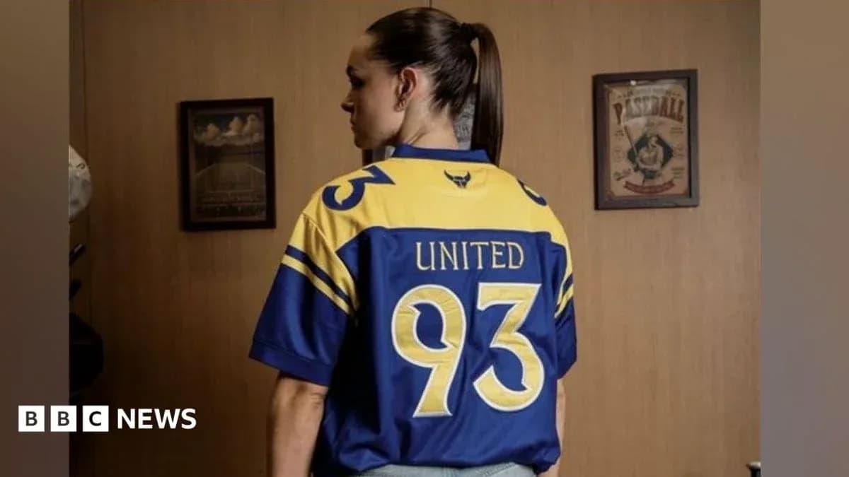 Persona con camiseta de fútbol de United 93