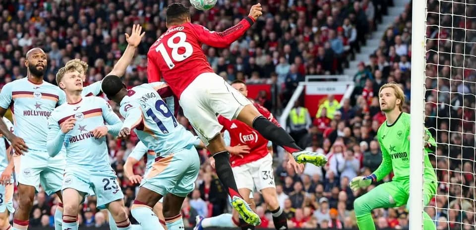 Un jugador de Manchester United cabecea el balón