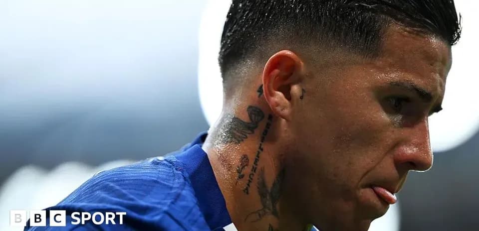 Jugador con tatuajes en el cuello durante partido