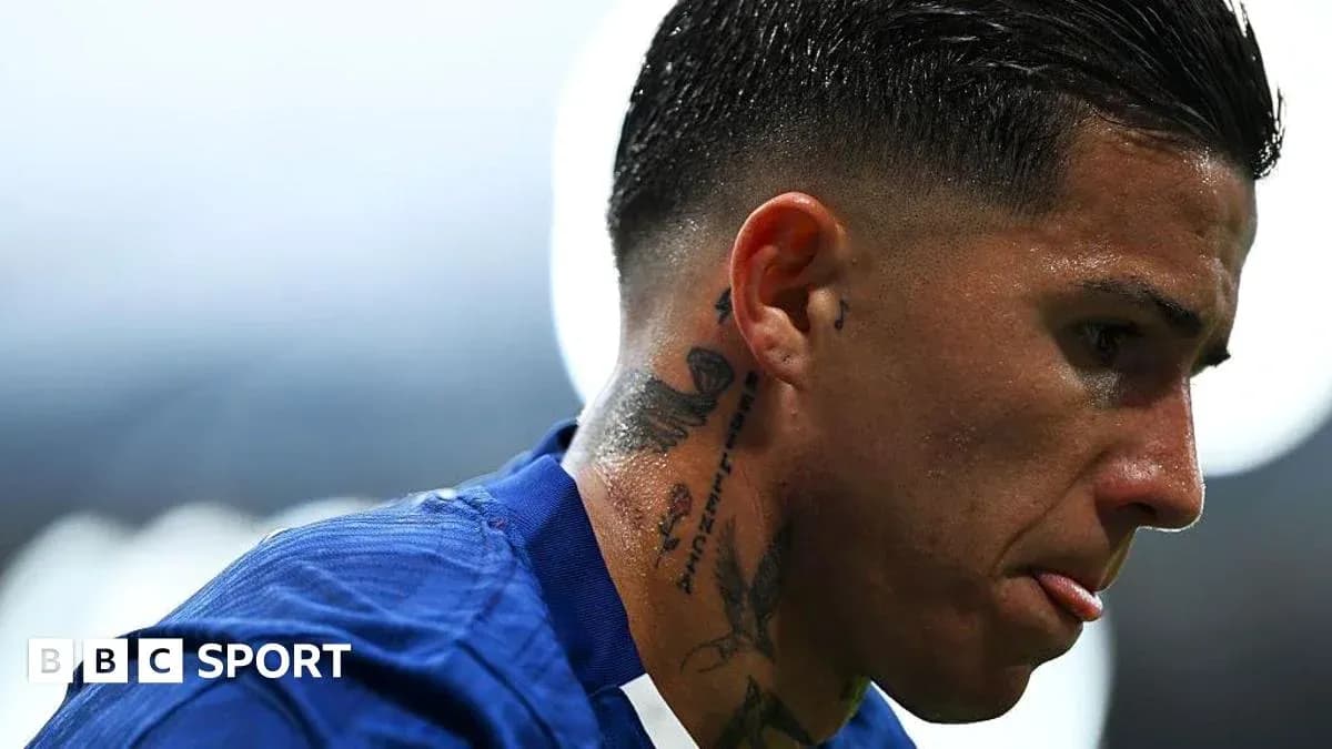 Jugador con tatuajes en el cuello durante partido