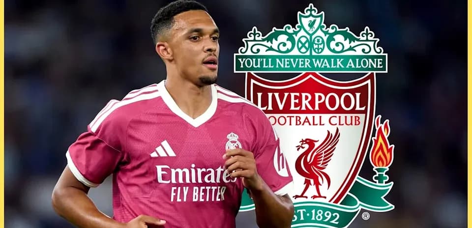 Jugador en uniforme de Real Madrid con logo de Liverpool