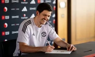 Jugador firmando contrato en conferencia de prensa