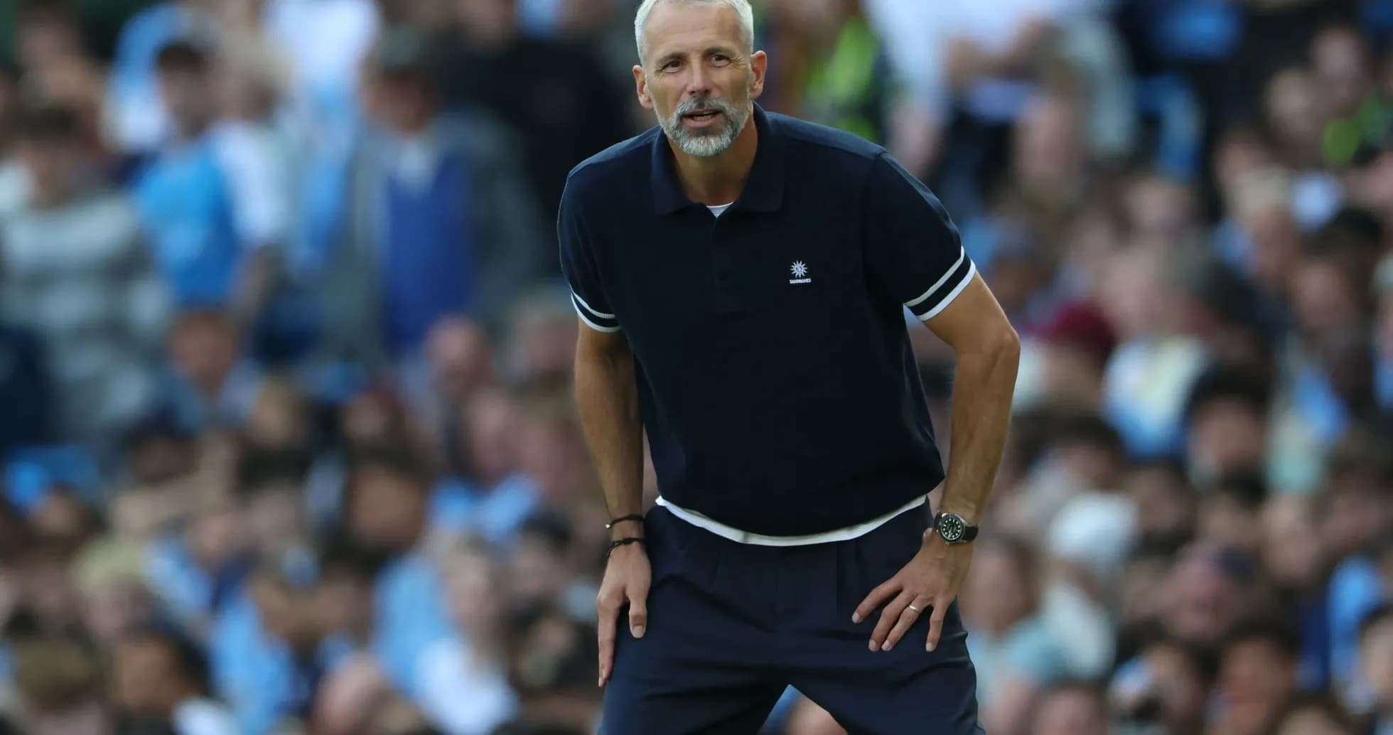 Entrenador observando el partido desde la línea de banda
