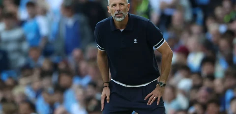 Entrenador observando el partido desde la línea de banda