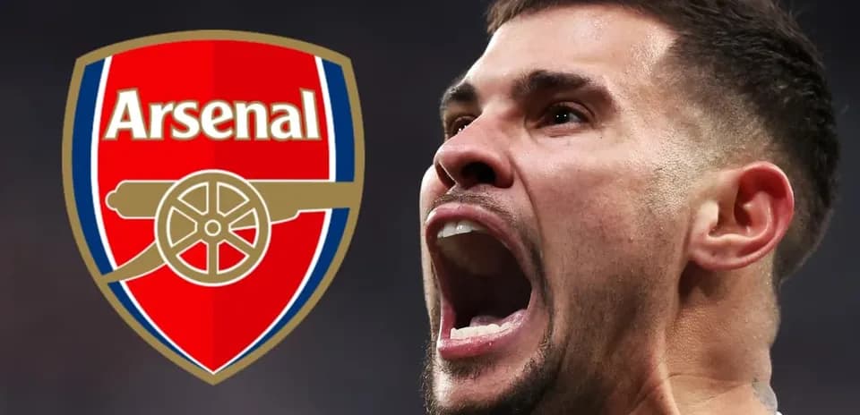 Jugador de Arsenal celebrando con el logo del club