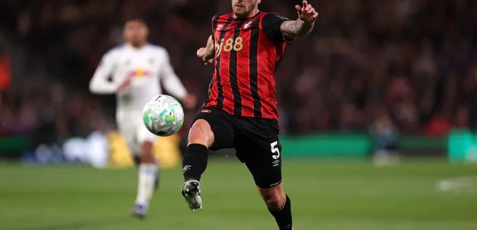 Jugador de Bournemouth despejando el balón en el partido