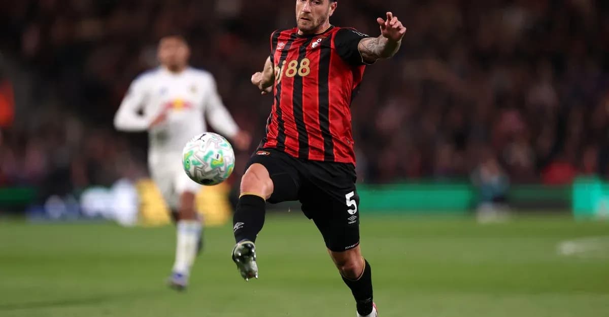 Jugador de Bournemouth despejando el balón en el partido