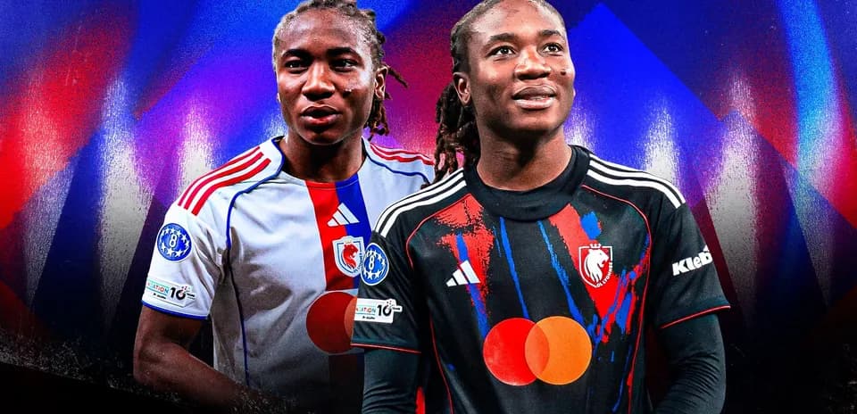 Dos jugadores de fútbol en camisetas de equipo