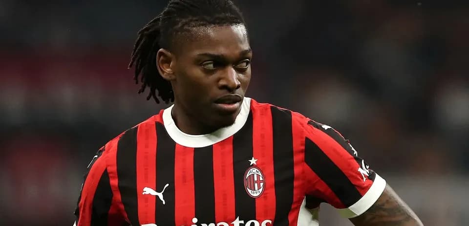 Jugador de AC Milan en camiseta roja y negra