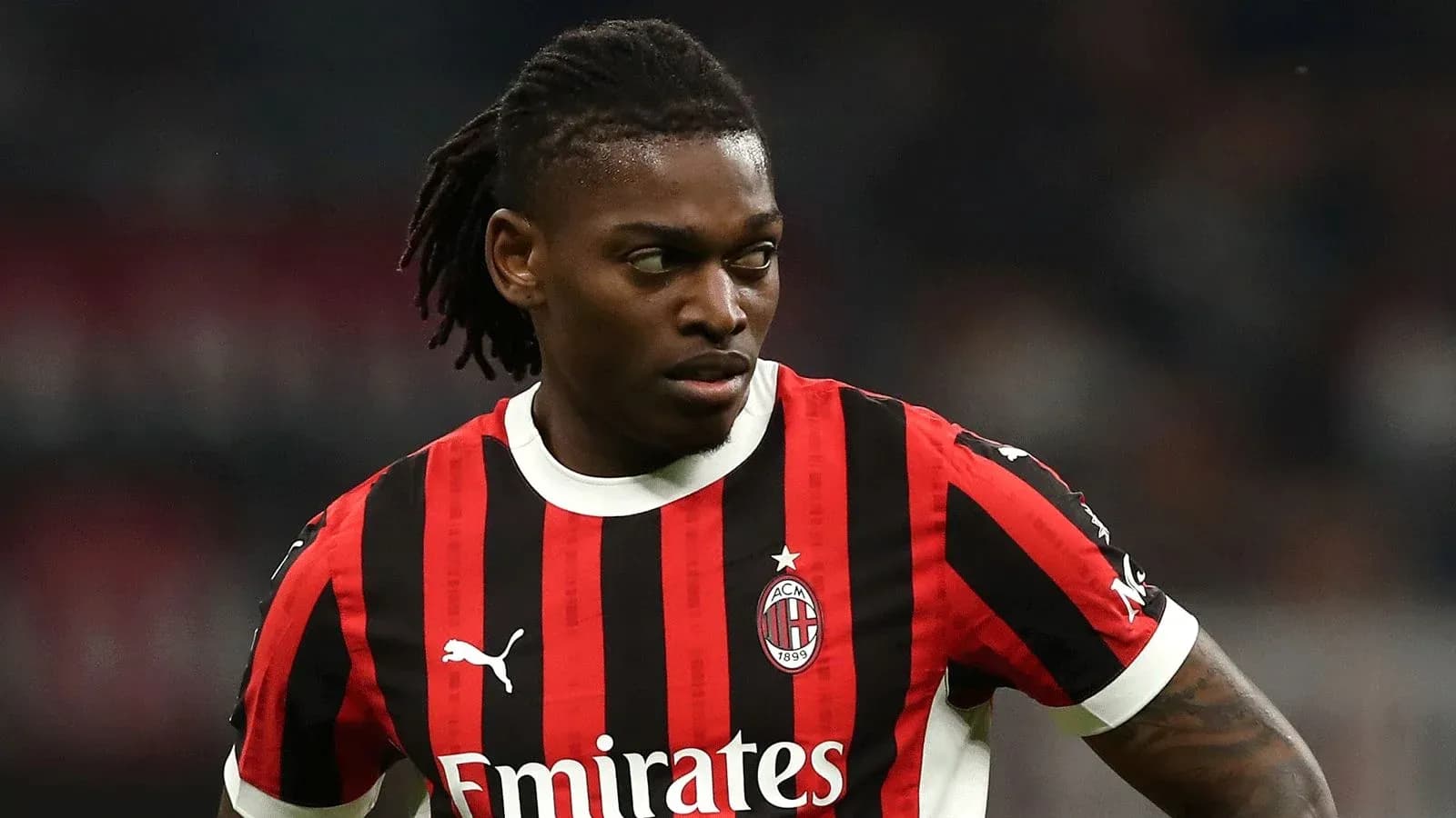 Jugador de AC Milan en camiseta roja y negra