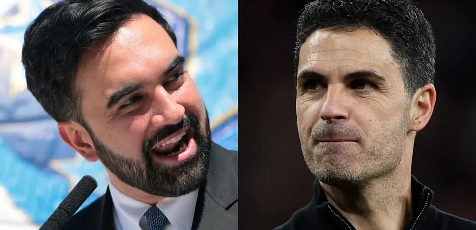 Persona hablando y entrenador en conferencia