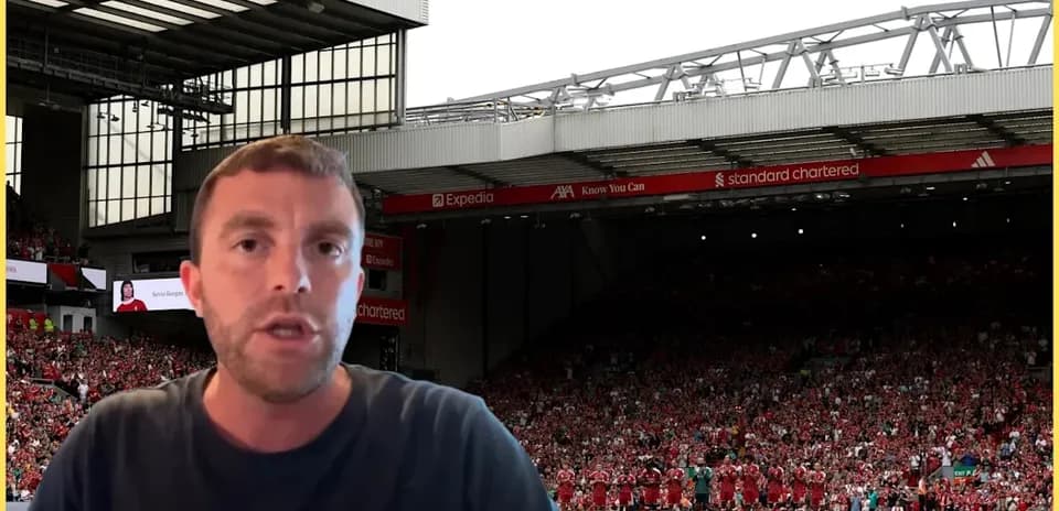 Presentador hablando frente a estadio lleno de aficionados