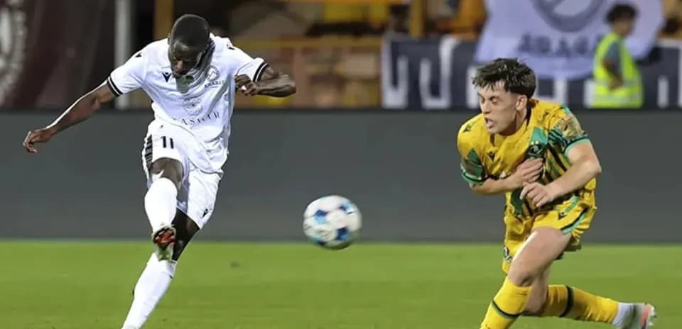 Jugador de Kairat Almaty disparando al balón