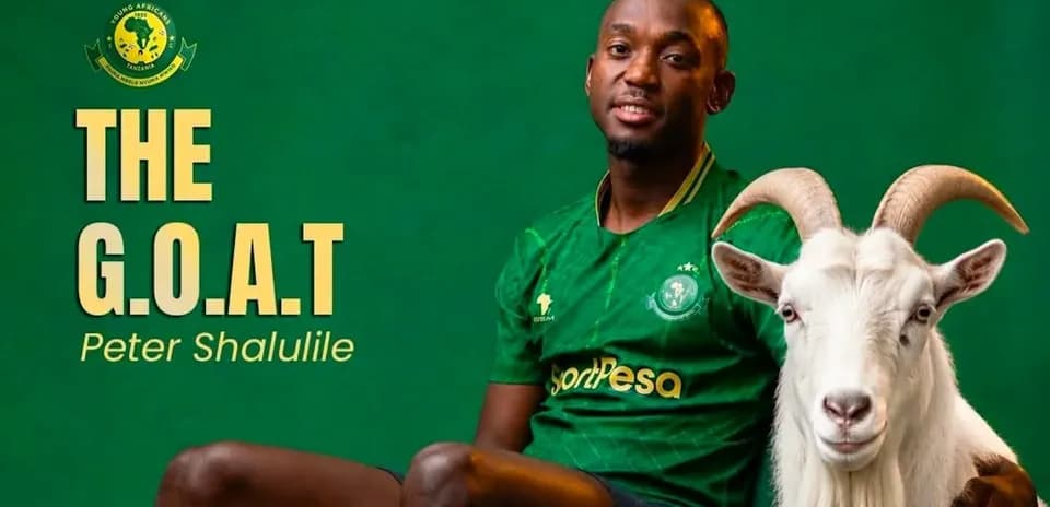 Jugador con camiseta verde junto a una cabra