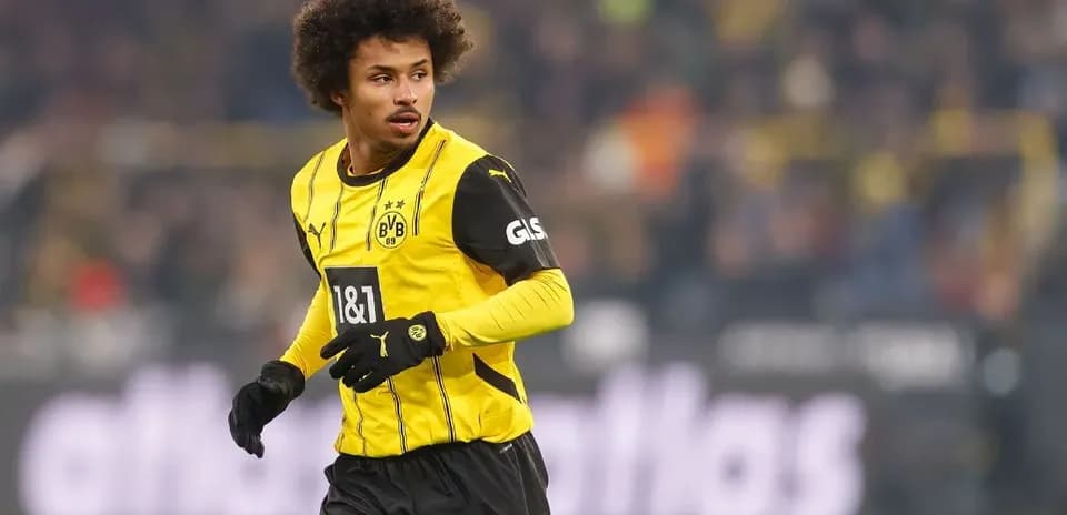 Jugador de Borussia Dortmund en el campo de juego