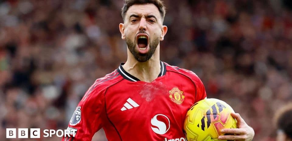 Jugador de Manchester United celebrando con balón
