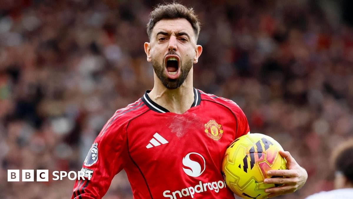 Jugador de Manchester United celebrando con balón