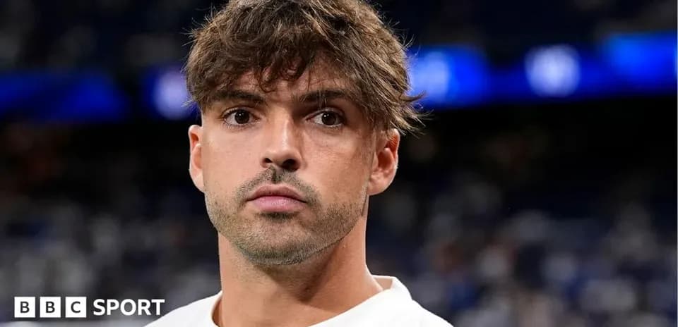 Jugador mirando a la cámara en el estadio