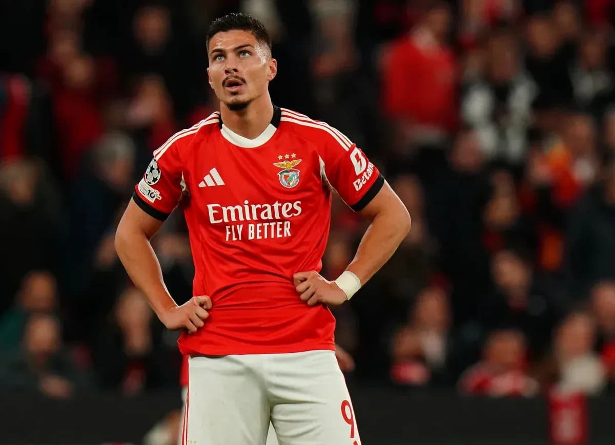 Jugador de Benfica en acción durante un partido