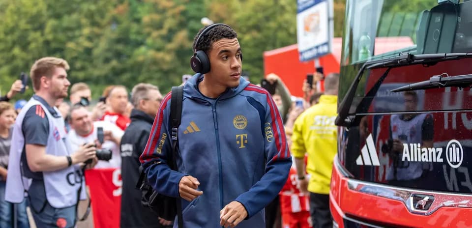 Jugador de Bayern Munich llegando al autobús del equipo