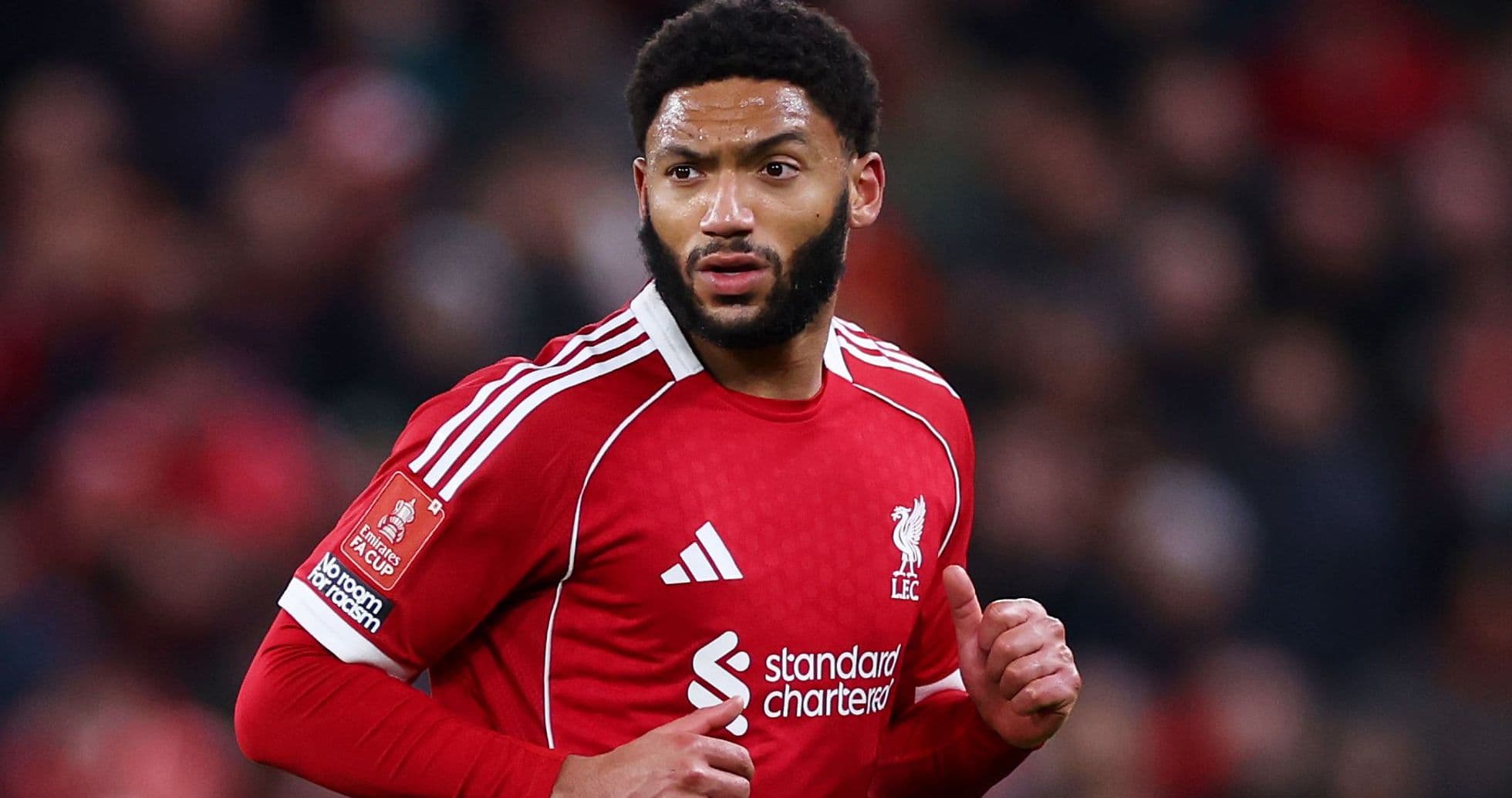 Jugador de Liverpool corriendo en el campo de fútbol