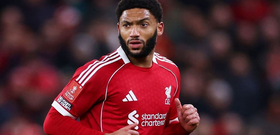 Jugador de Liverpool corriendo en el campo de fútbol