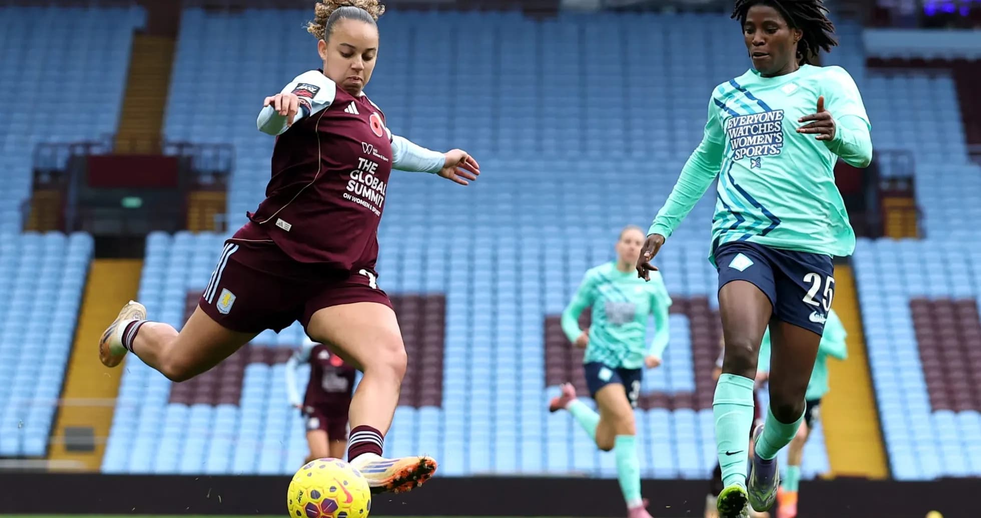Jugadora de Aston Villa pateando el balón