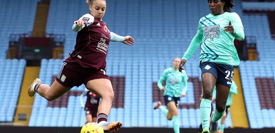 Jugadora de Aston Villa pateando el balón