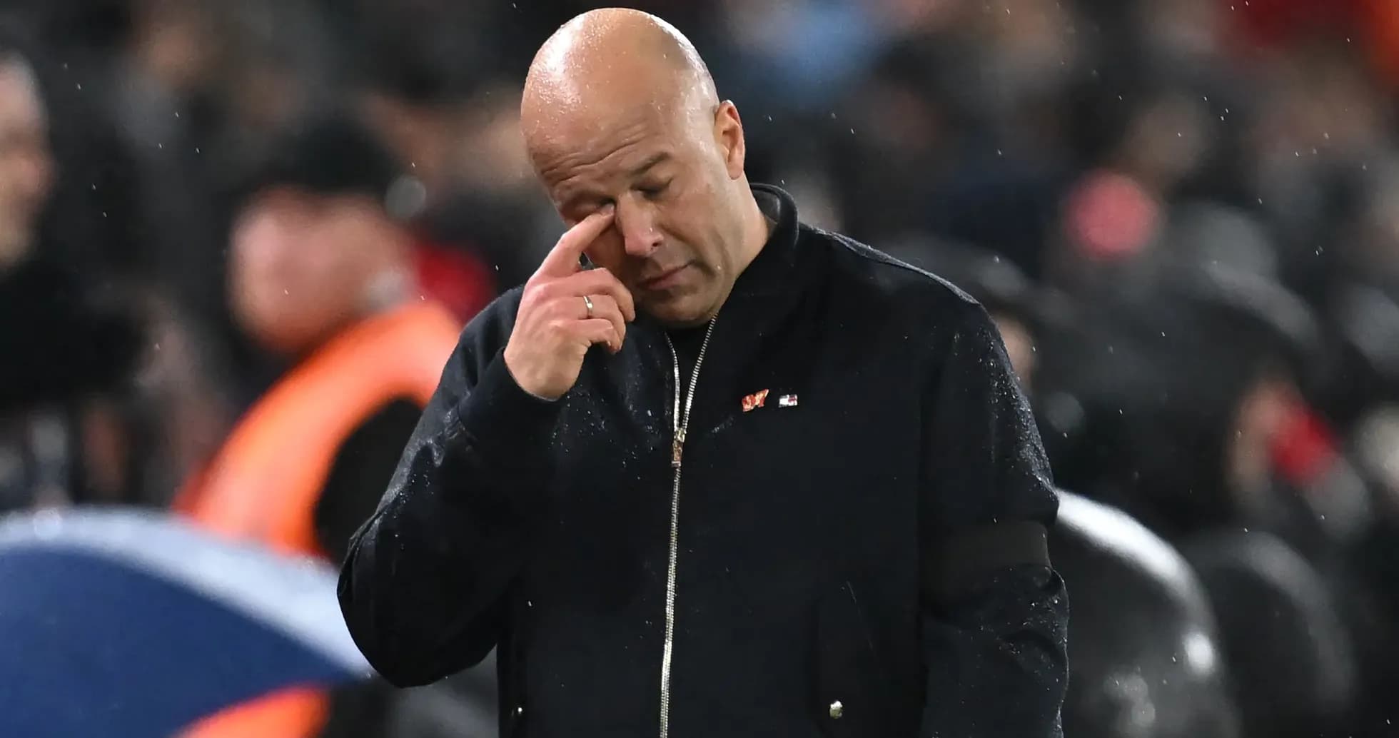 Entrenador con mano en la cara durante el partido