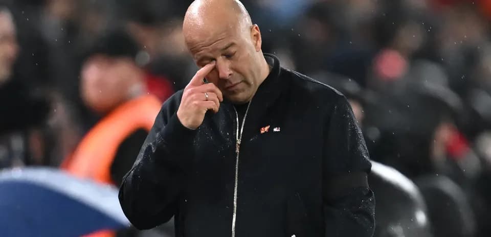 Entrenador con mano en la cara durante el partido