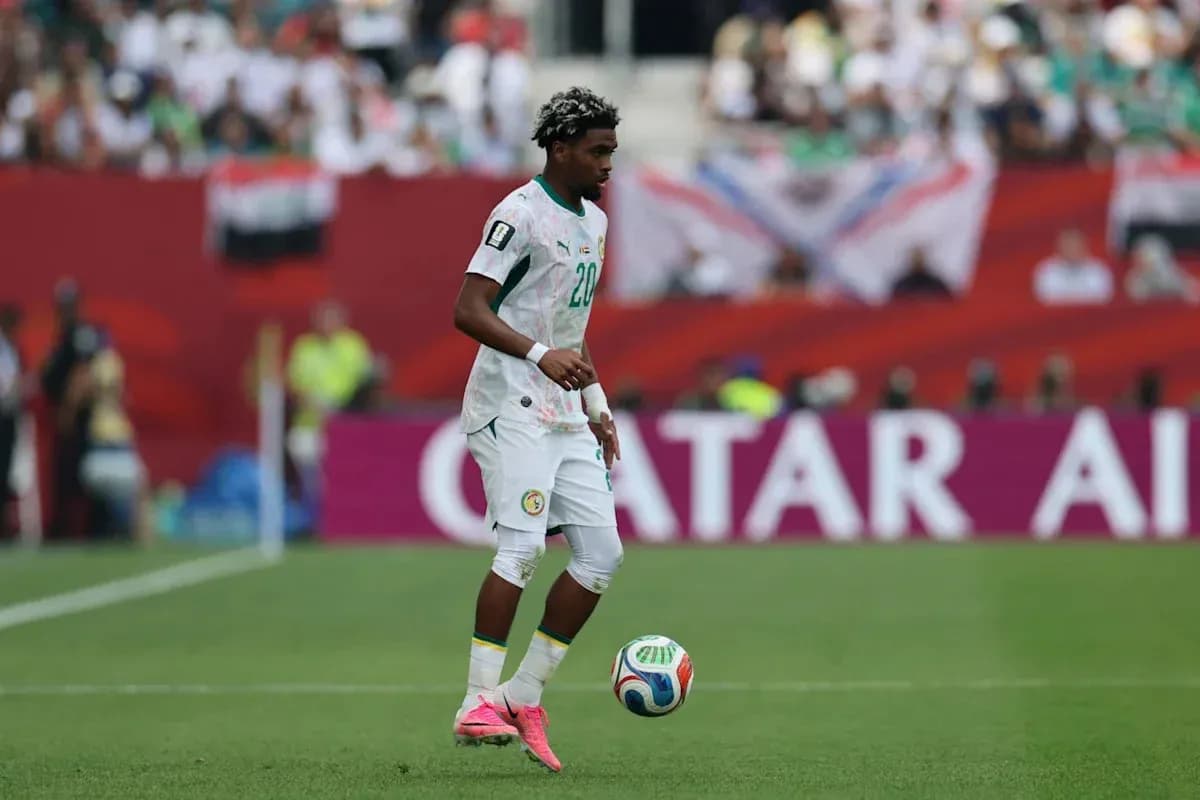 Jugador de Senegal controlando el balón en el campo